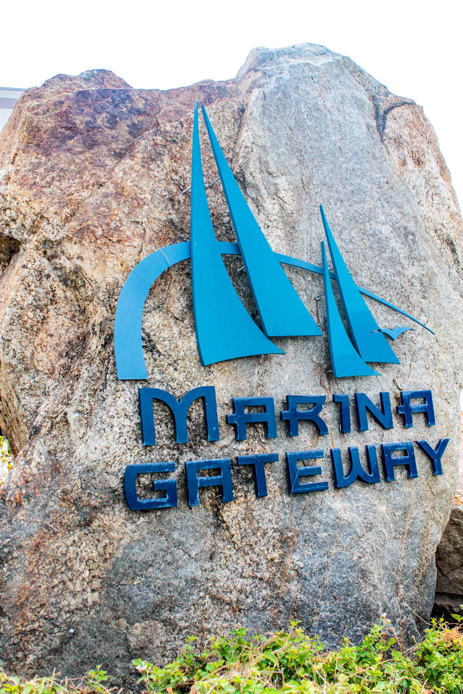 300-Marinia-Gateway-rock-signage